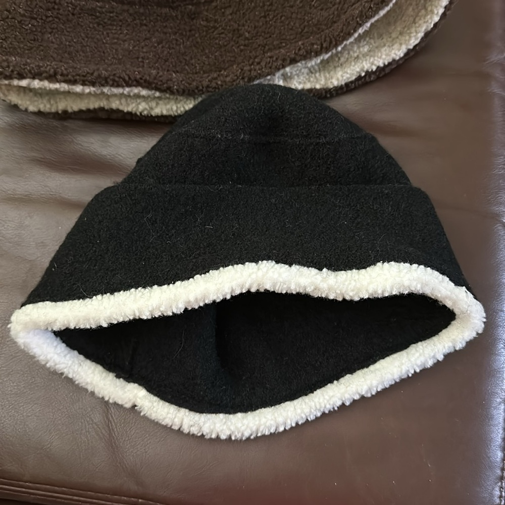 Two winter hats - Picture 4 of 6